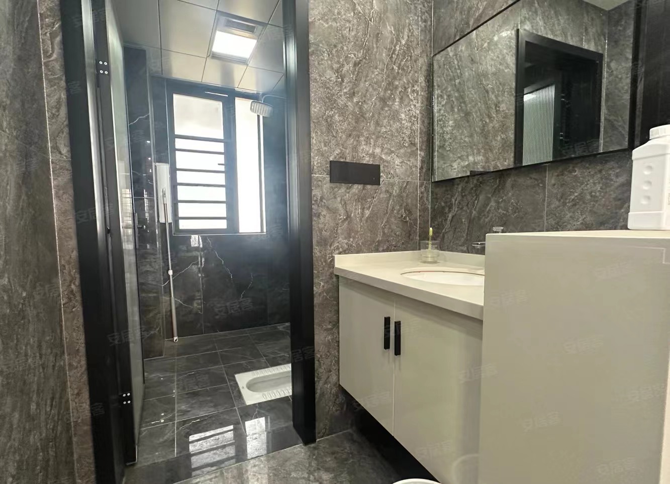 30，房东亏本急卖，二中旁，精装修，9.9成新，基本未住，证满二