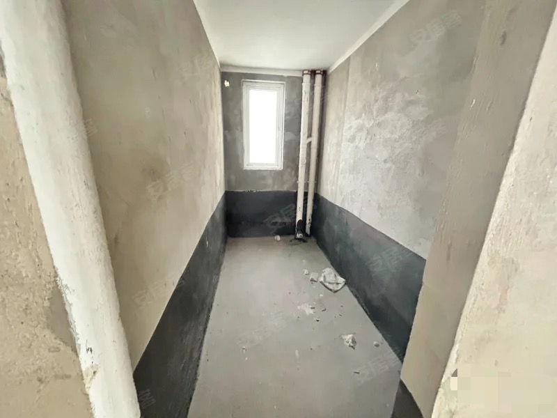 城南，森林国际，毛坯大四房，中间楼层，单价5100，证件满两年