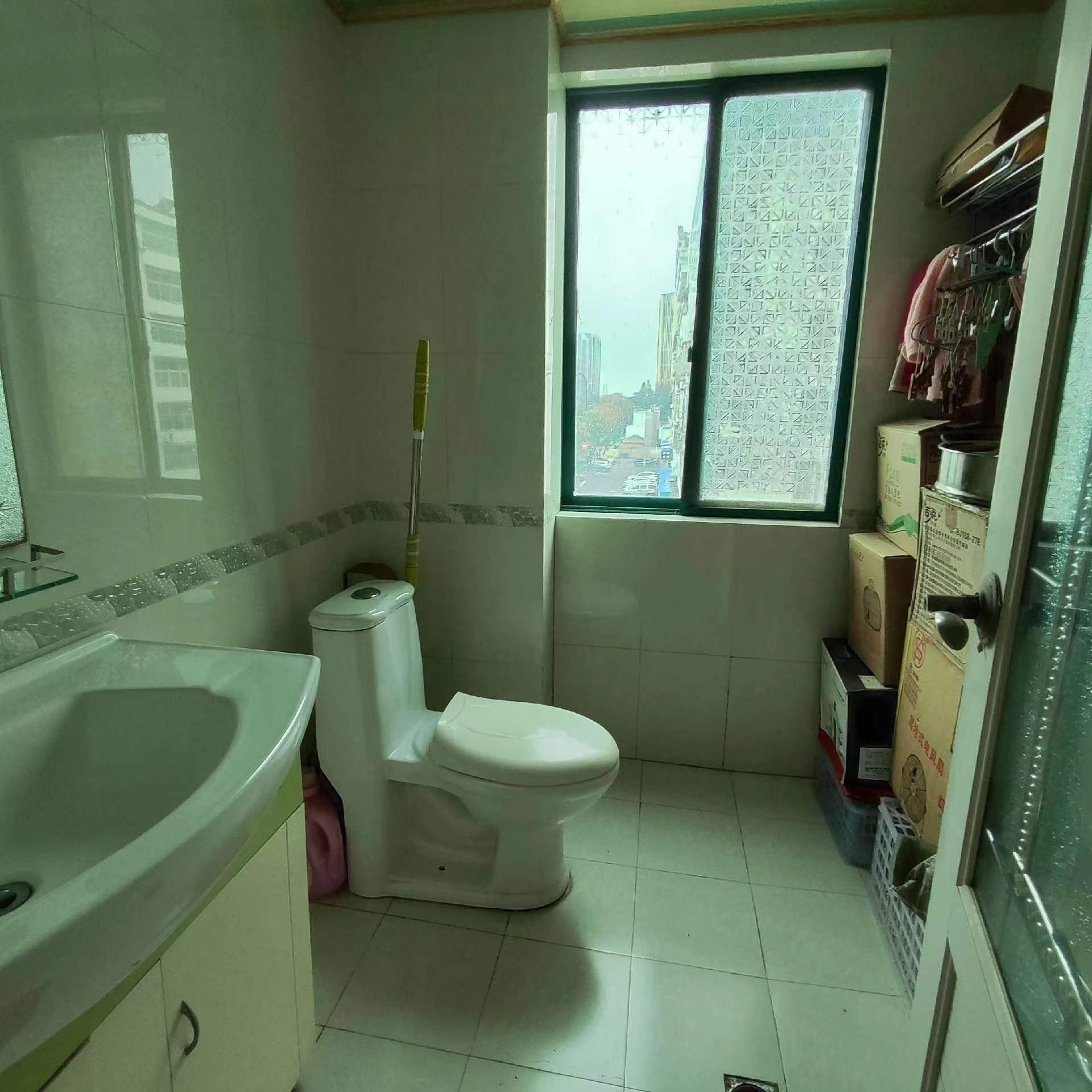 青青家园.精装三房两卫.中间楼层.证件满二.看房方便