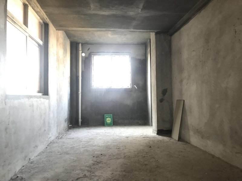 水岸人家，毛坯大三房， 看房！