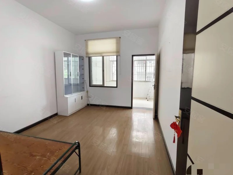 三丰鼎城对面，步梯2楼，大院子好停车，带地下室，楼龄新