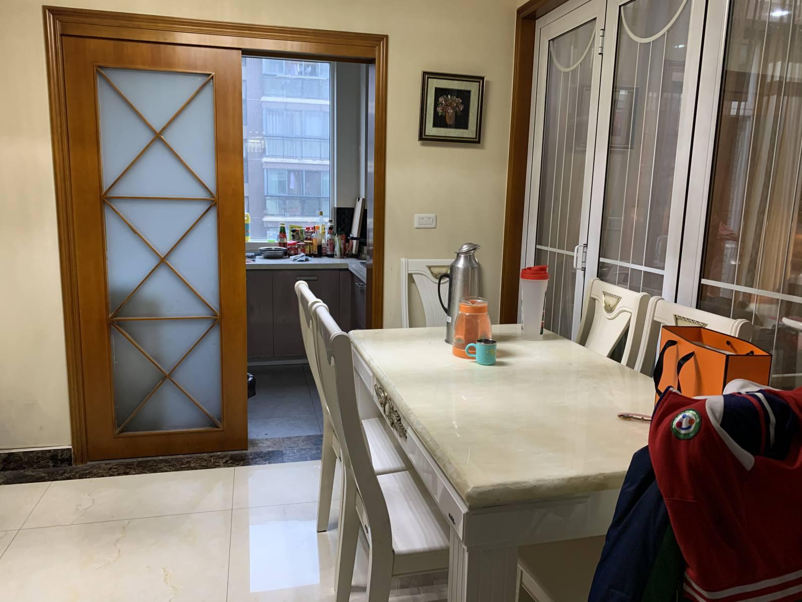 中央华府精装三房，125平，84万，满2