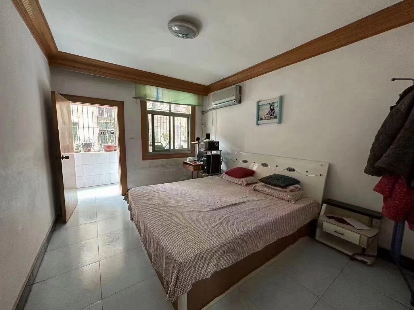 100，四中旁边，步梯二楼，33万有证可以贷款