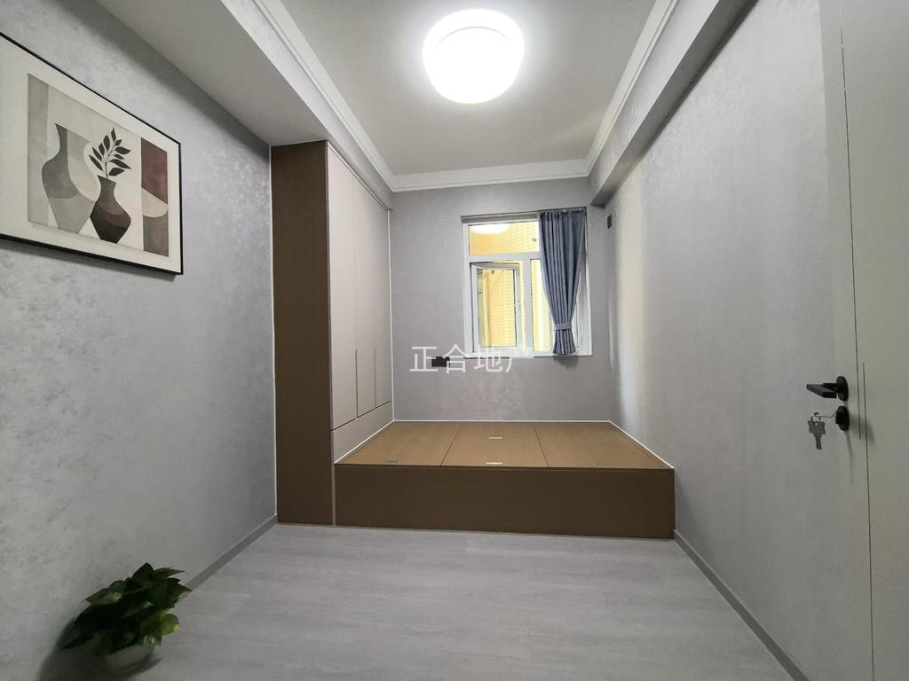 仙桃一中对面，和合国际五期，精装三房，全新装修，拎包入住，老证，人车分流