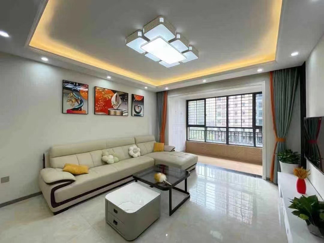 亏本出，一中对面，和合国际城，精装3房两厅2卫，优价出售！证满二