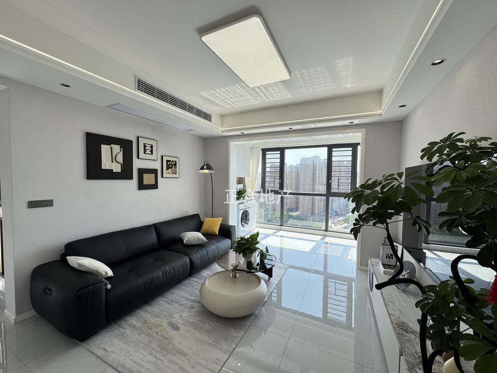 ？城南，小高层 忆美国际公馆 精装三房，单价4400 南北通透 证满二 凤凰楼层