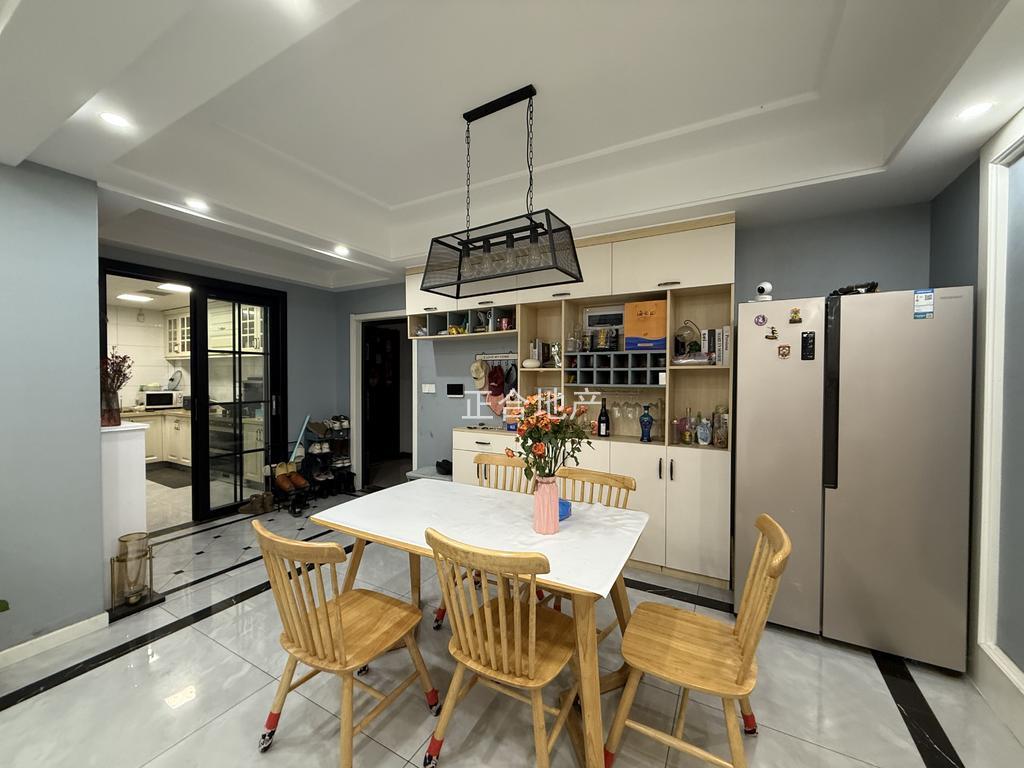 诚心出售，新城一号5期，洋房，精装三房，成色新，南北通透，户型好，证满二