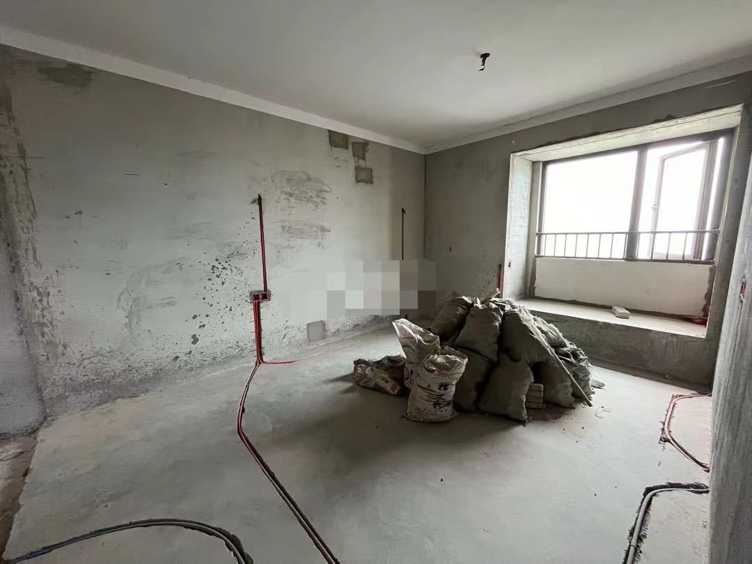 62，房东亏本出，城西大盘品质，江景房，水电已走，单价只要3700