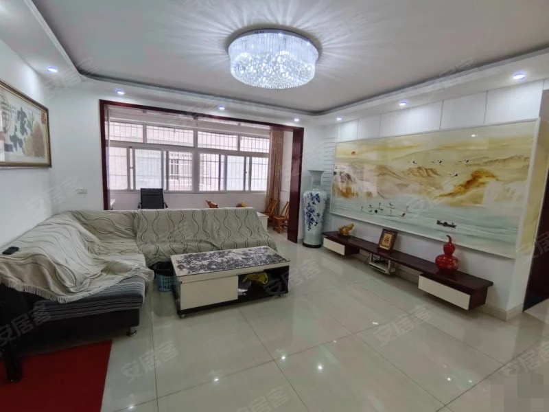 421，优质步梯房，沃尔玛附近，步梯3楼，楼龄新有院子，精装3房2卫，证件齐全