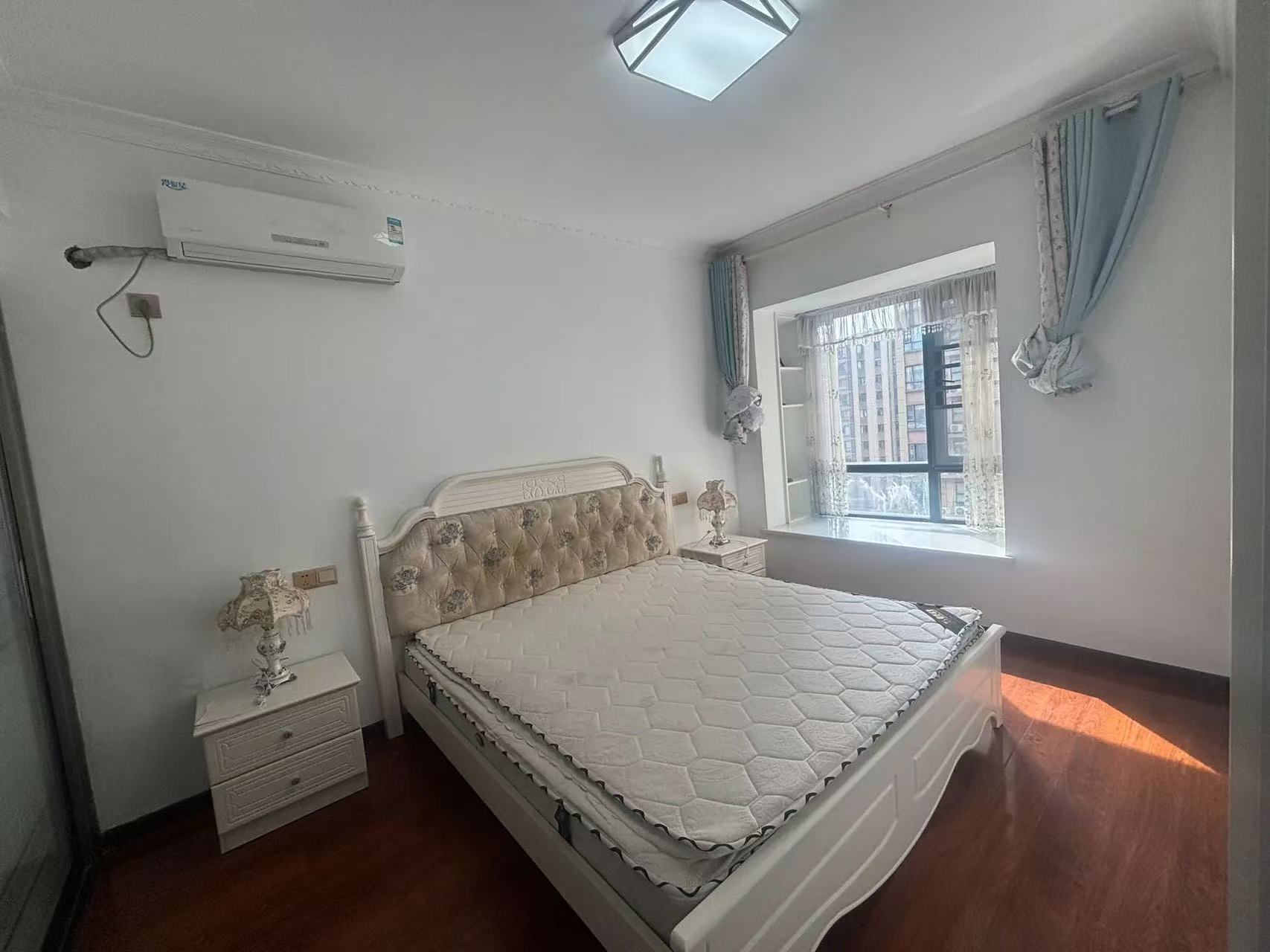 城南，元套未来城A区，精装单价4700，中间楼层，证件满二，