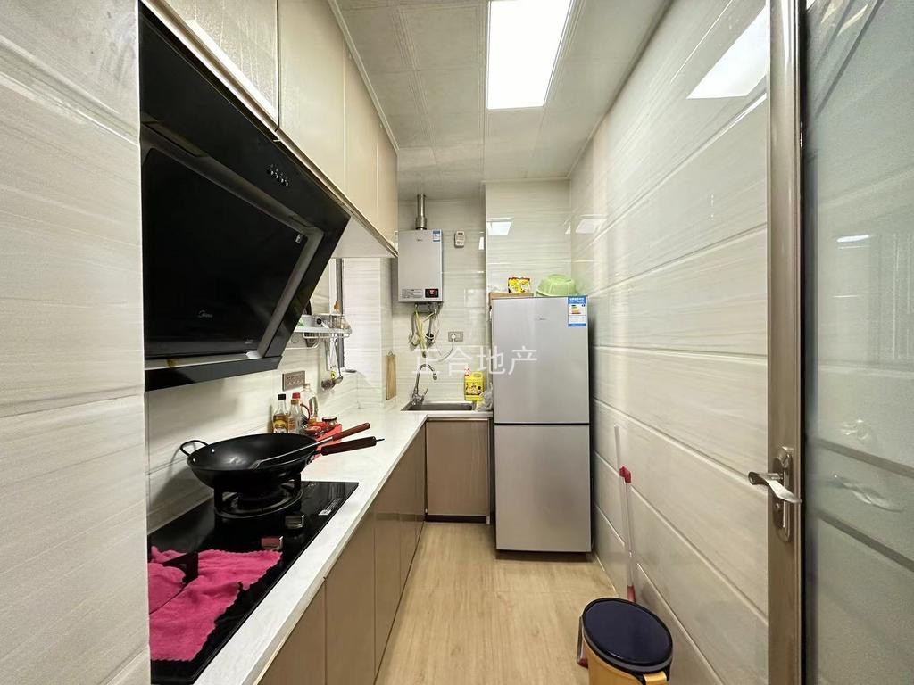 房东诚心出售，和合国际4期，精装两房，中间好楼层，成色新