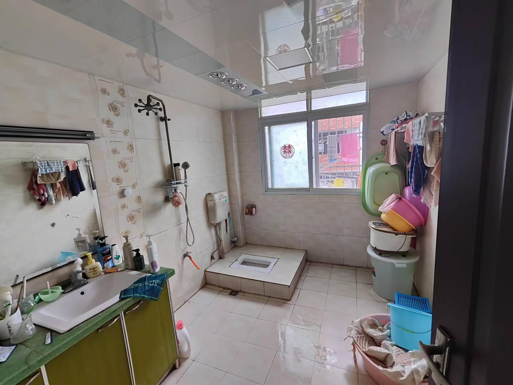 宏大小区大三房业主诚意出售，好停车，超短房龄，有证满二可按揭贷款