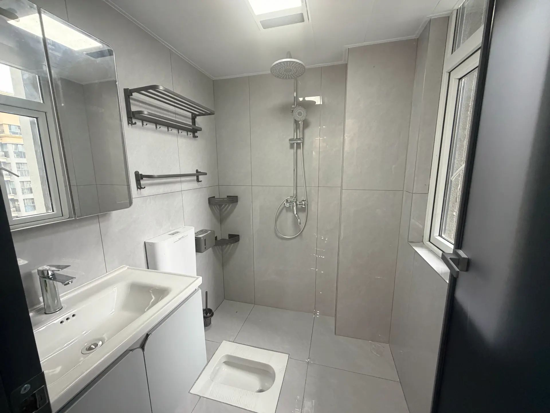 城南，天诚缘，电梯15楼，全新精装三房二卫，证满二，业主诚心出售