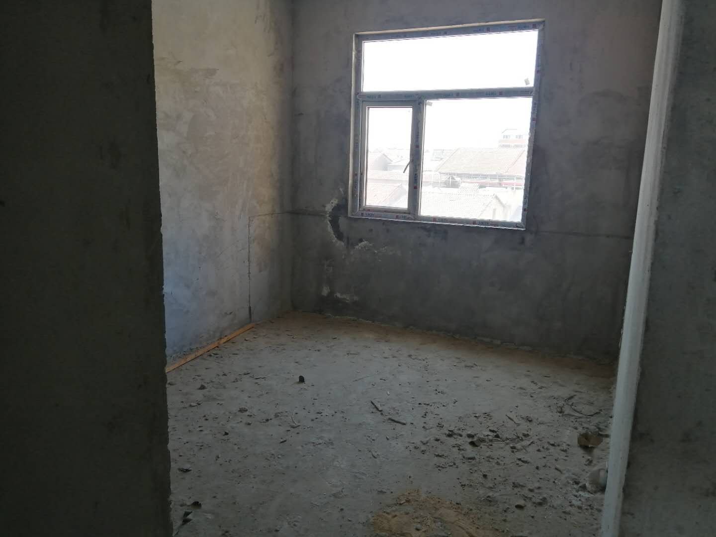 一中对面毛坯大三房，证件满二