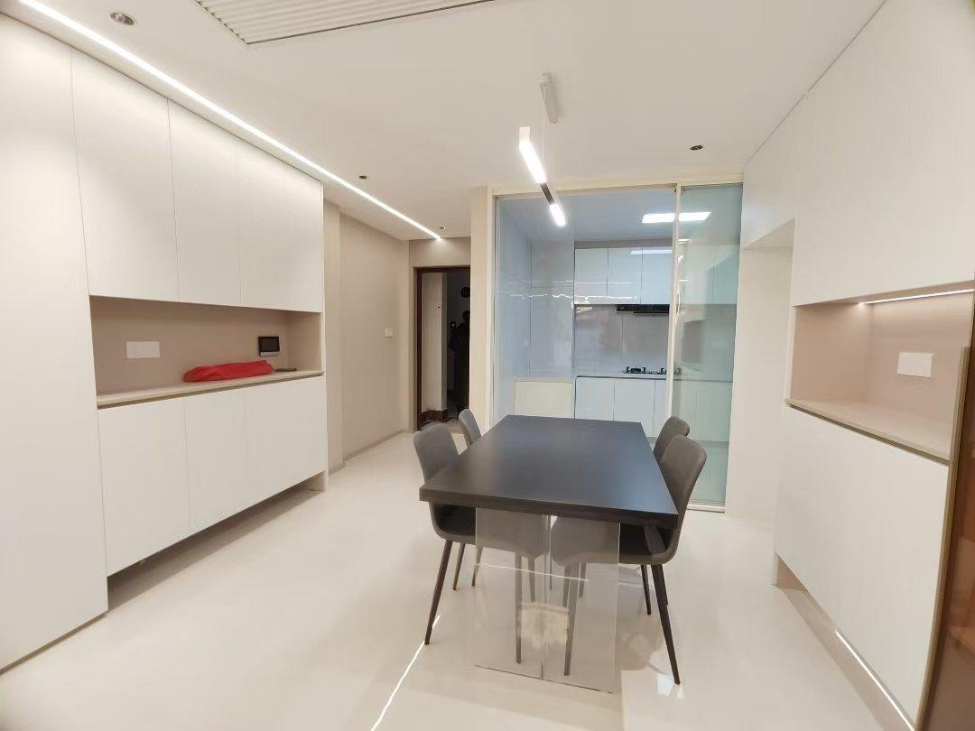 御湖世家3室2厅2卫全新精装修，家具家电都是全新的，装修材料都是大品牌。