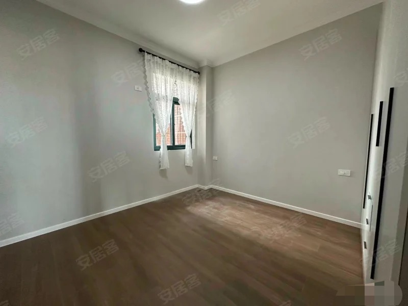 降价了，急售，电梯小高层，单价3058，好楼层，精装三房，拎包入住