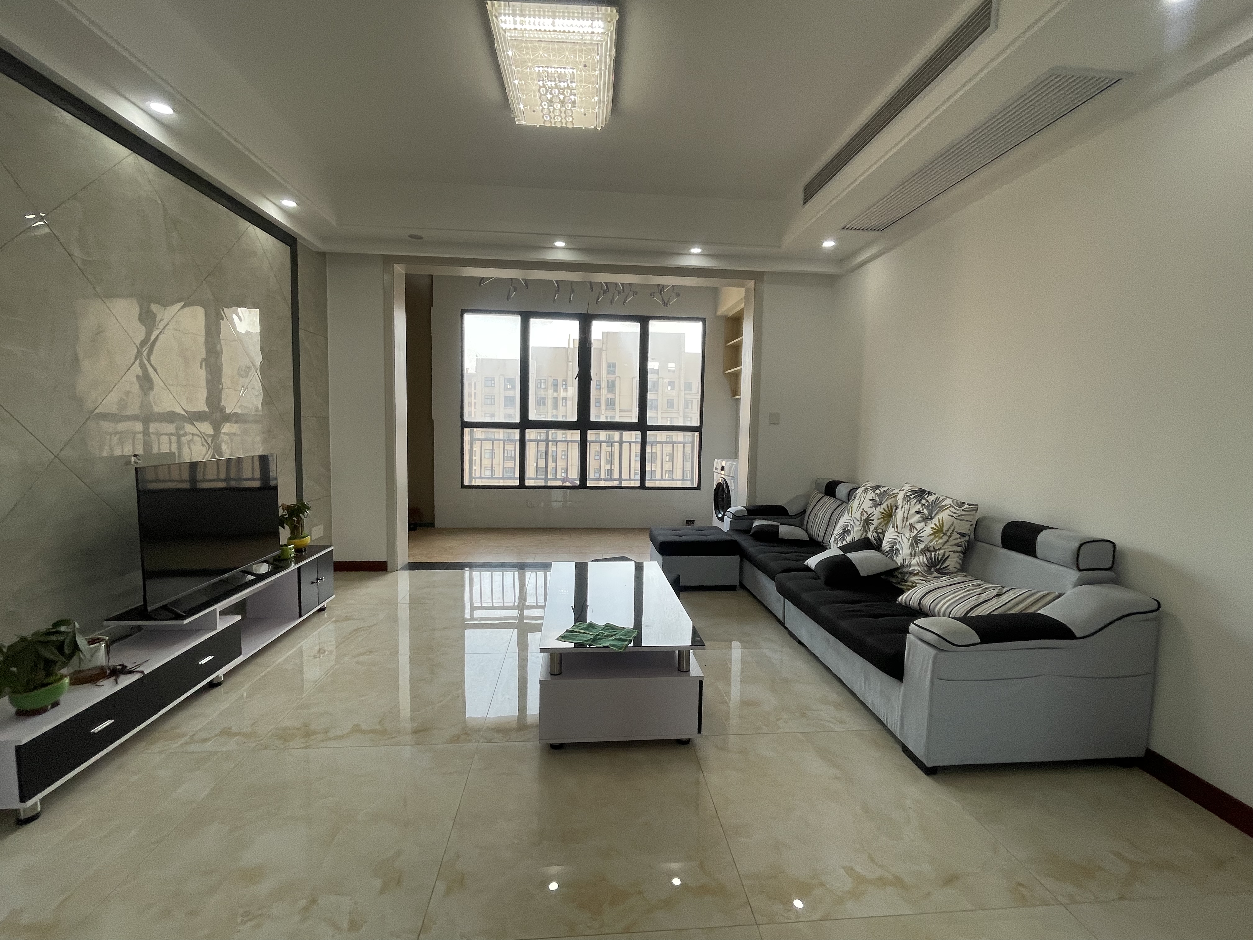 元泰未来城A区 精装修三房 一天未住  看房方便 来电咨询哦