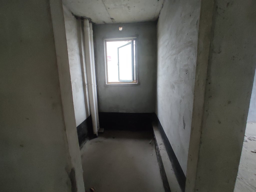 新城一号.毛坯四房.单嫁才5700呦.看房方便