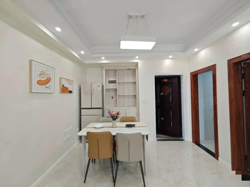 老三中旁，康湾一品，精装三房，单价5千多点，电梯中层，成色新