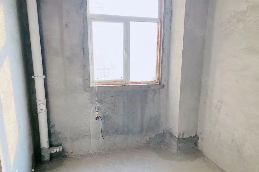 亏，业主急售，三开间朝南，户型好，满二，出门新三中