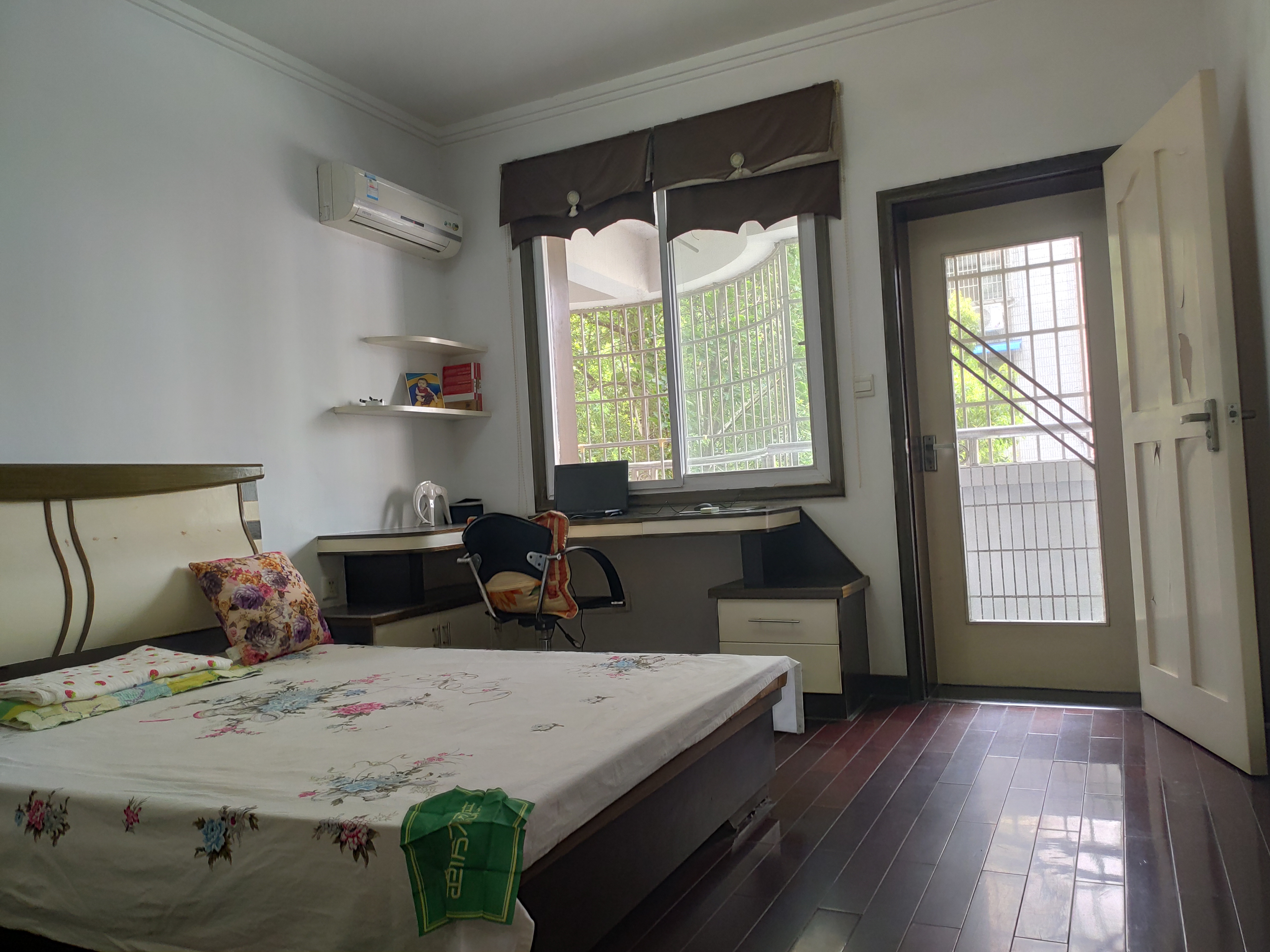 复州花园经典复式楼，大三房两厅两卫，带阳台，带车库，证件满五，楼下就是实验二小