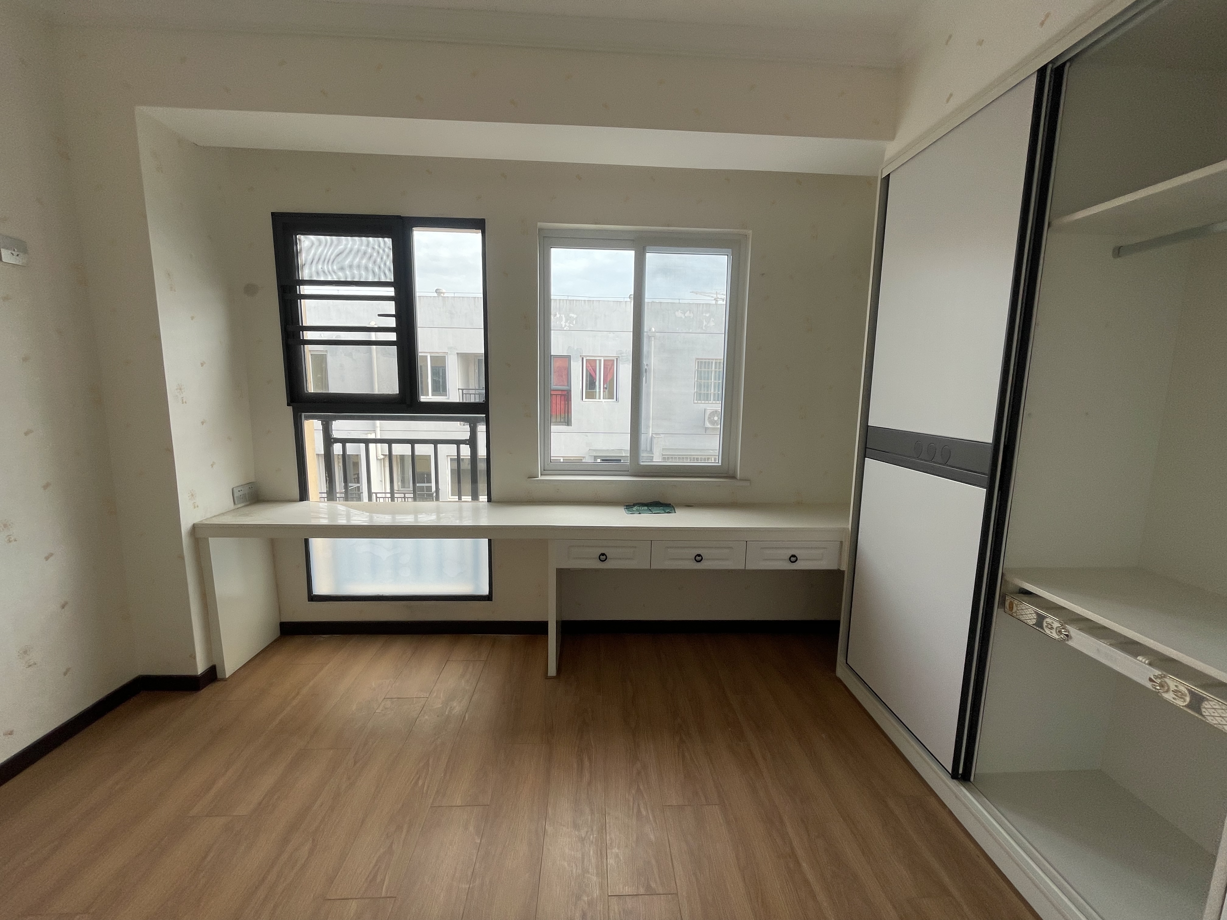 南城新区.汽车城公寓.复式.房东急售