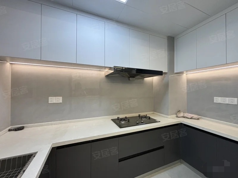 森‮国林‬际城北苑，全新精‮三大装‬房‬两卫，带车位，​房东‮住自‬装修，一‮未天‬住，电梯中间楼层，南北通透