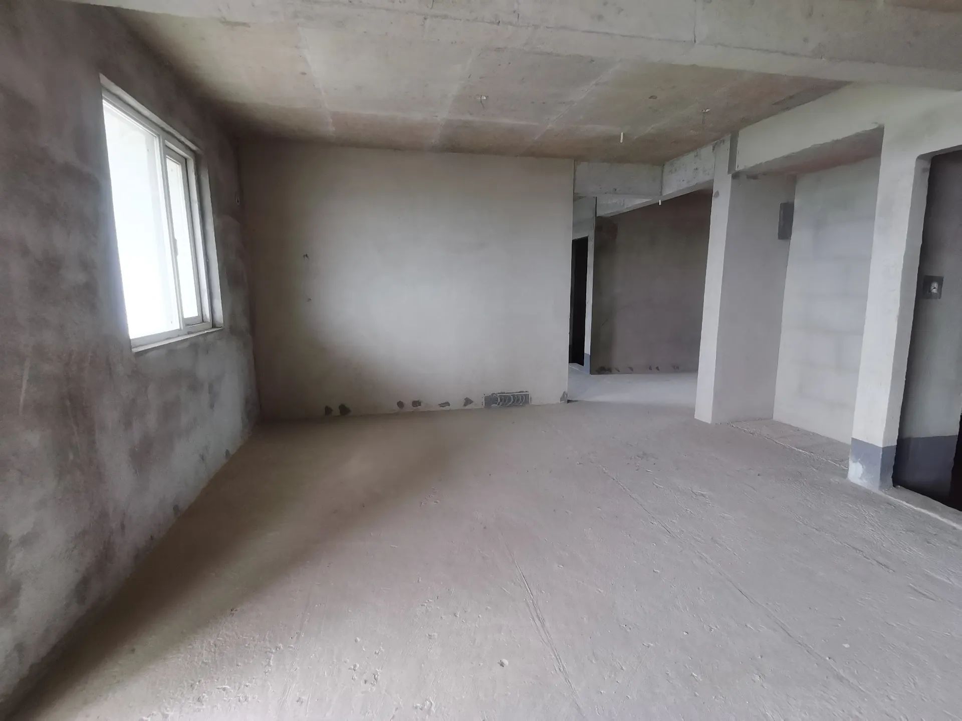 交投满庭春，建面117.8㎡三室两厅两卫，31楼凤凰层，南北通透格局。