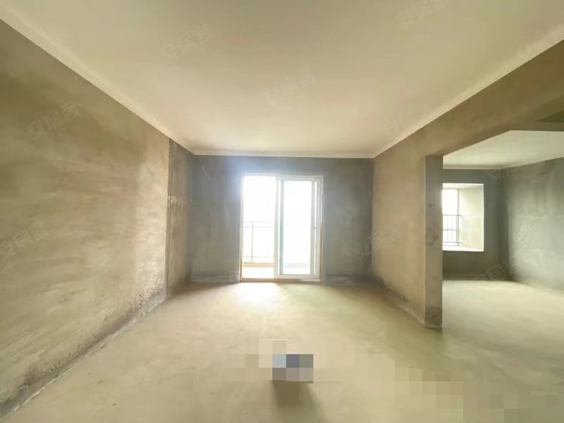 捡漏,森林国际6期，,湖景现房,毛坯大四房，单价5200，证满二，好楼层