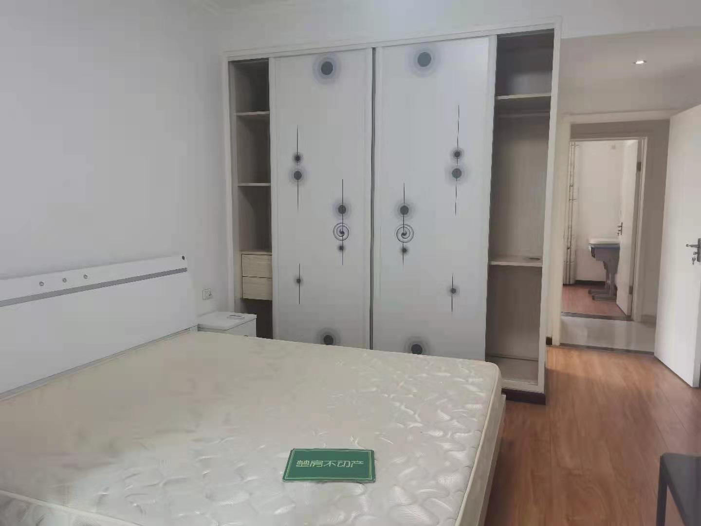 金域城邦精装四房，家具家电齐全，拎包入住。