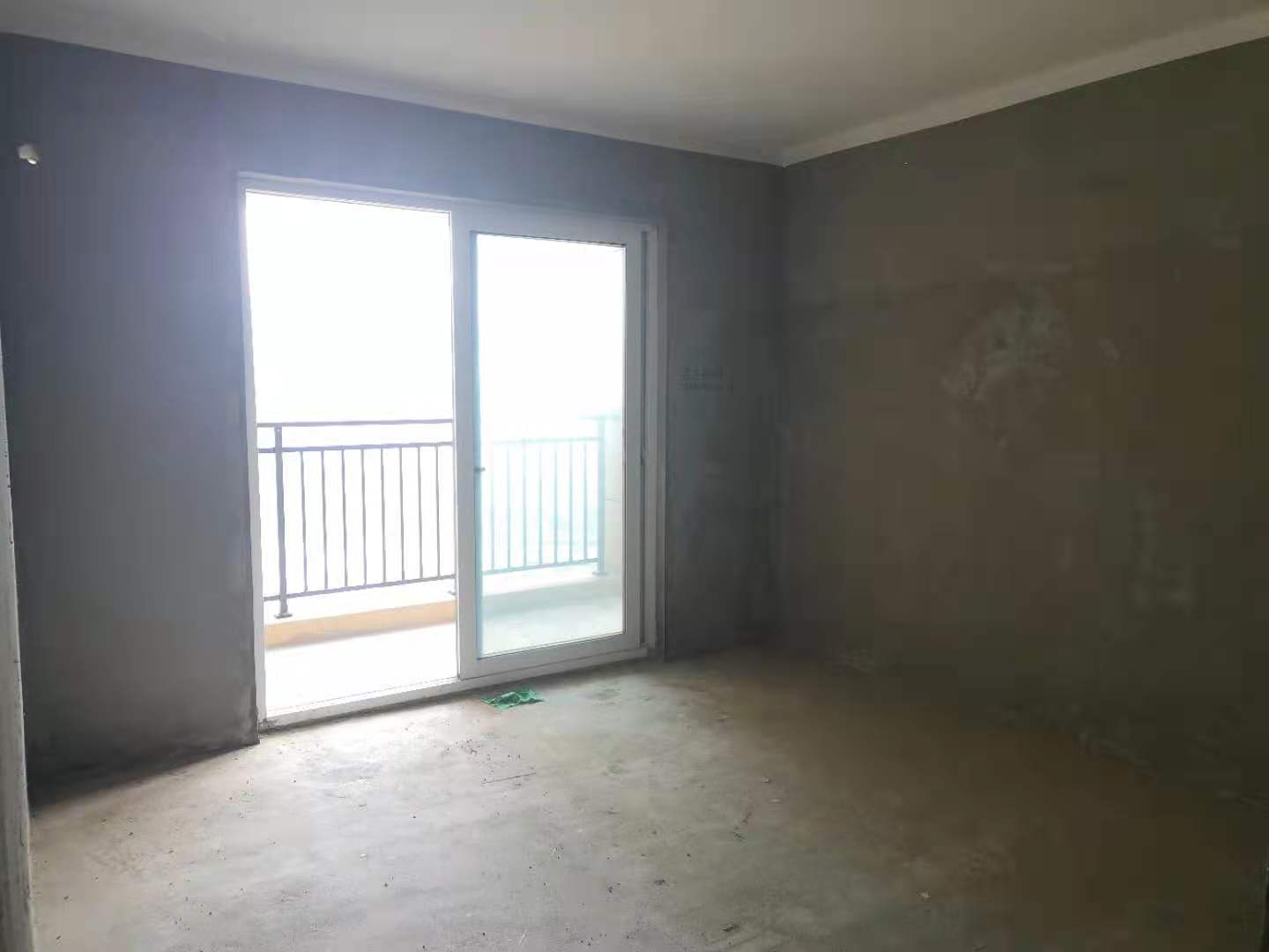 森林国际两面都临湖的湖景房毛坯三室两厅两卫看房方便