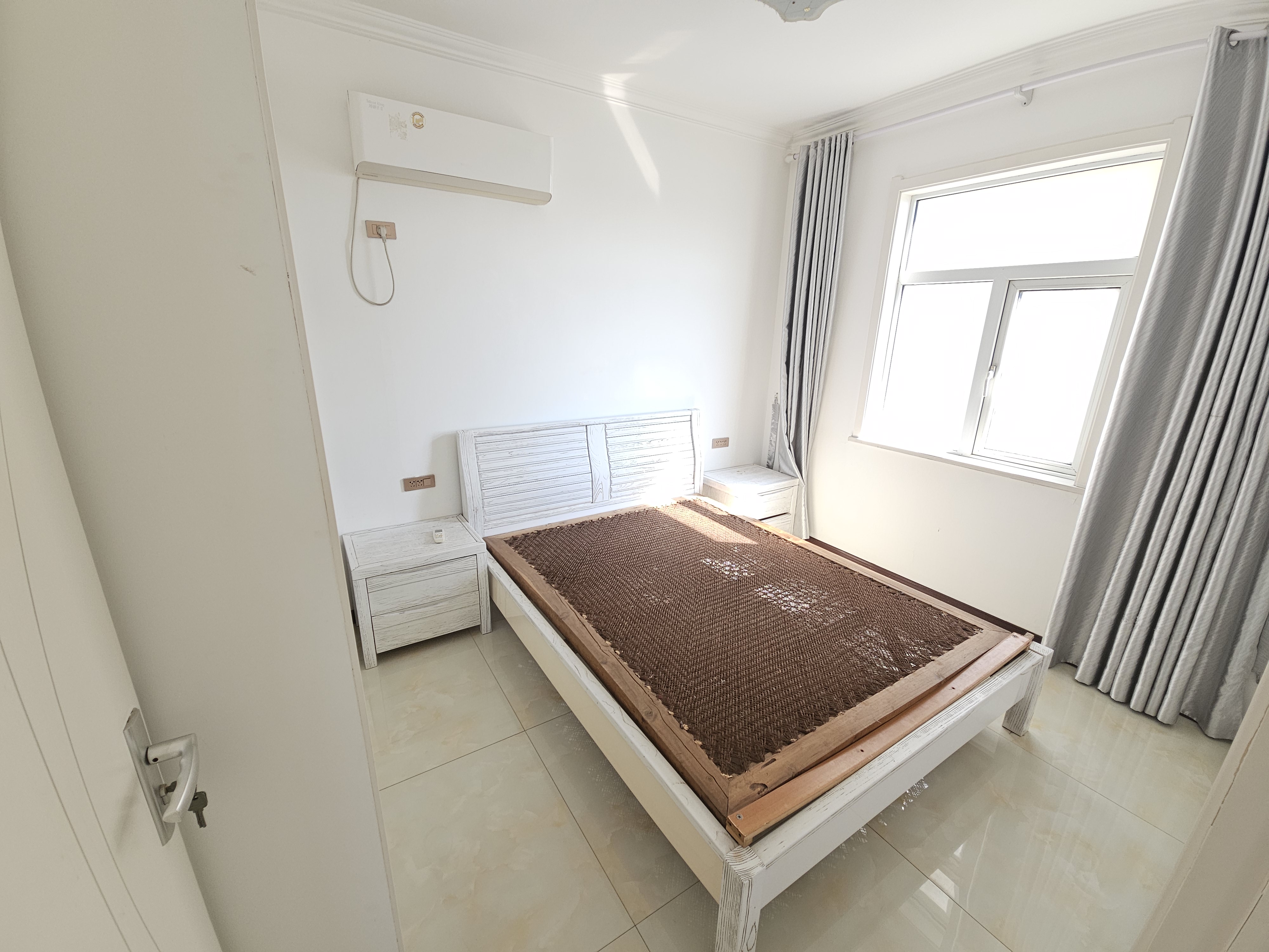 上苑一品下楼过马路就是一钟户型朝南阳光好带装修