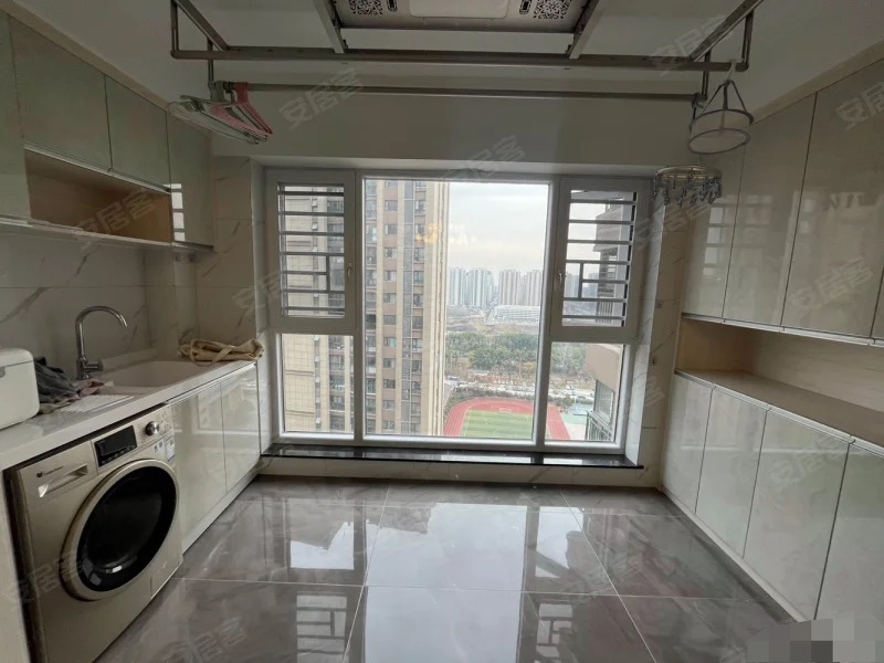 元泰未来城B2，东边户，​精装三房。好楼层，全屋品牌家电大金中央空调顾家家私​，证满二