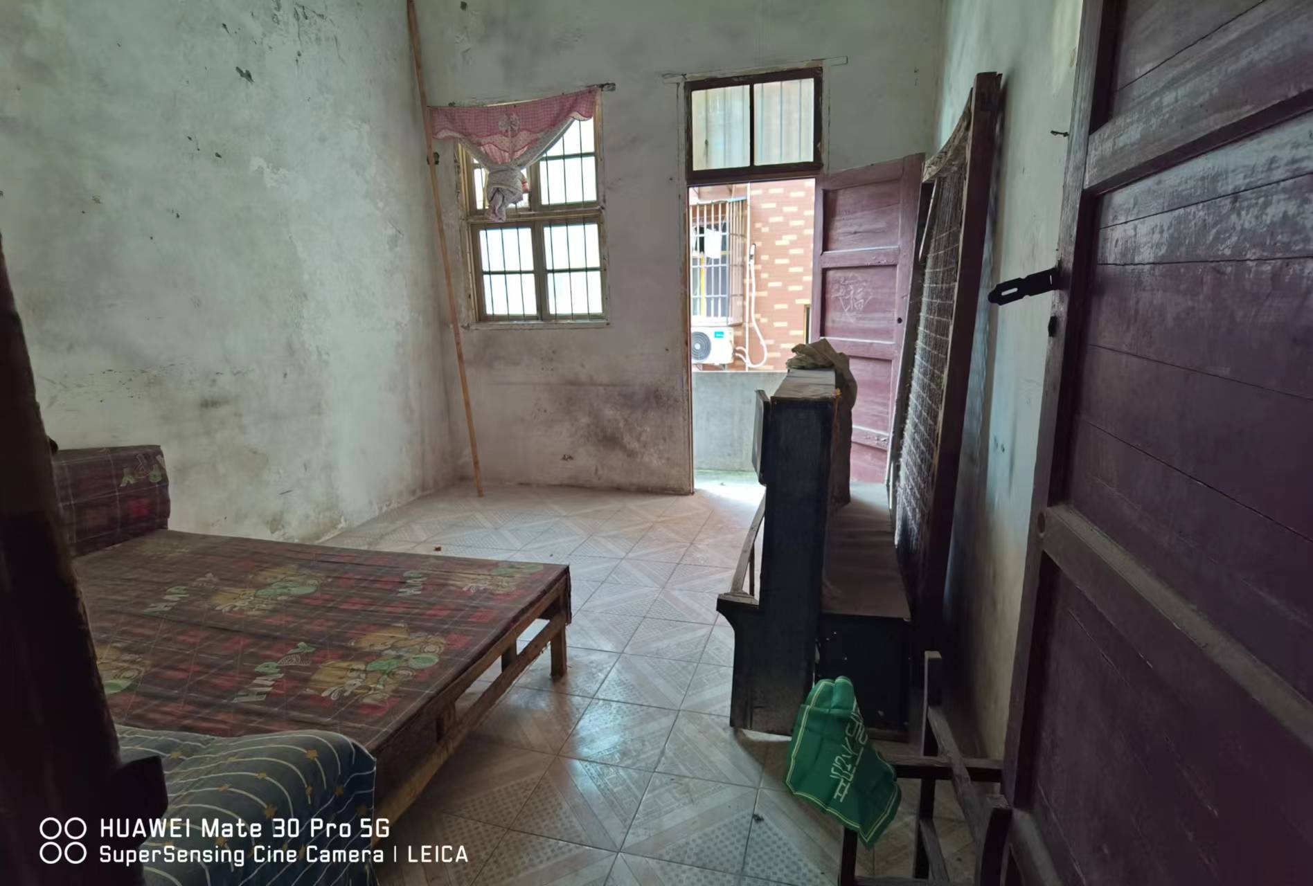 步行街旁私房两杆三层生活配套方便需要装修一下看房方便带露台带院子