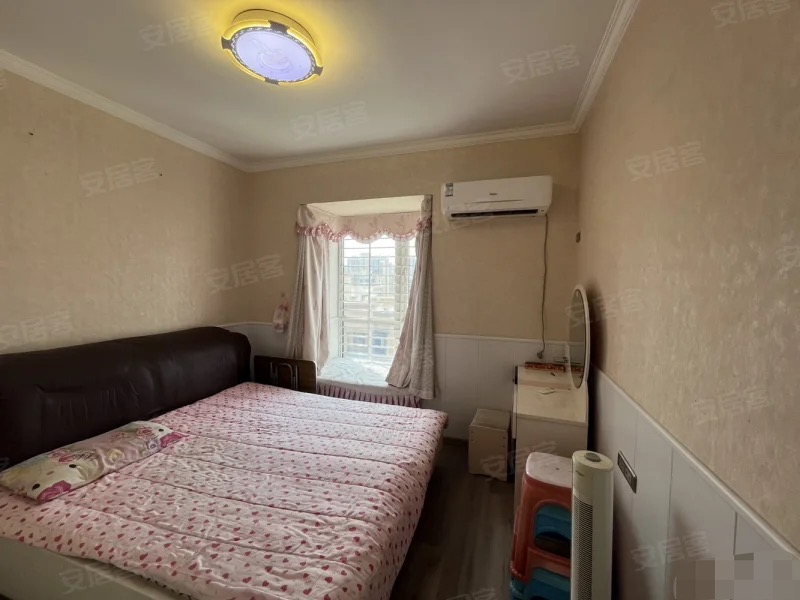 城南，森林国际，新二中对面，26楼，精装三房，证满五，税废低，成色新