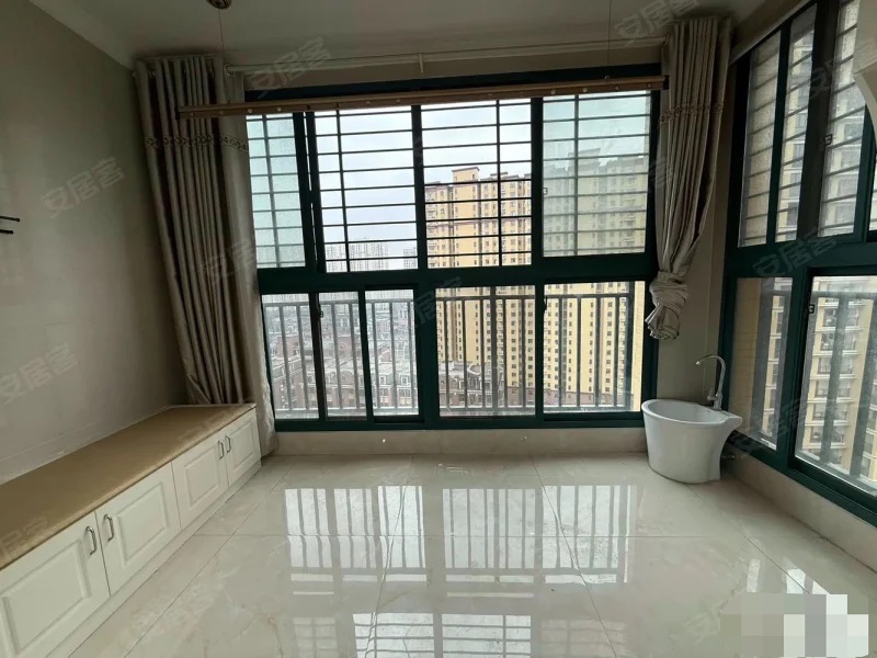 城南，​新‮电，街‬梯好楼层16楼，精装大三房，单价5200+，证满二