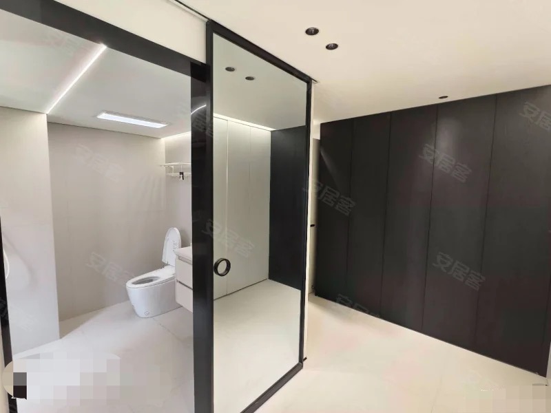 亏本出售，城南，蓝天花园。大平层，精装四房，全新装修，一梯一户，