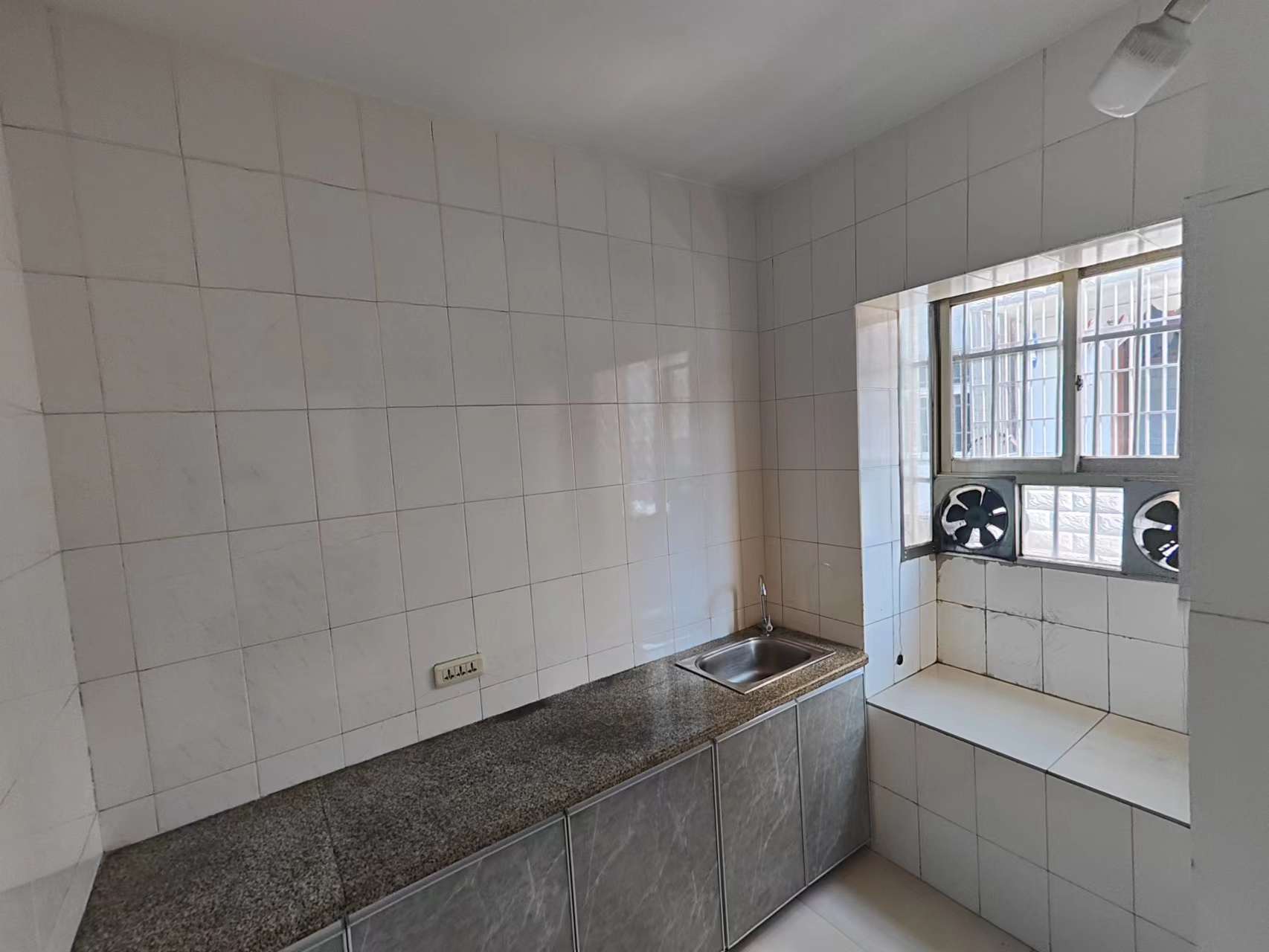 复州花园北门附近私房，四百平，搞么家都方便的吓人，上实验二小近的很，出门就是农贸