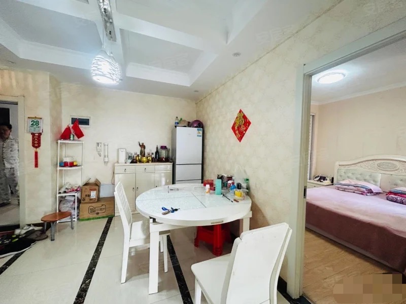 ？急售，四中旁，东城国际，电梯精装大三房，单价3600，楼层好