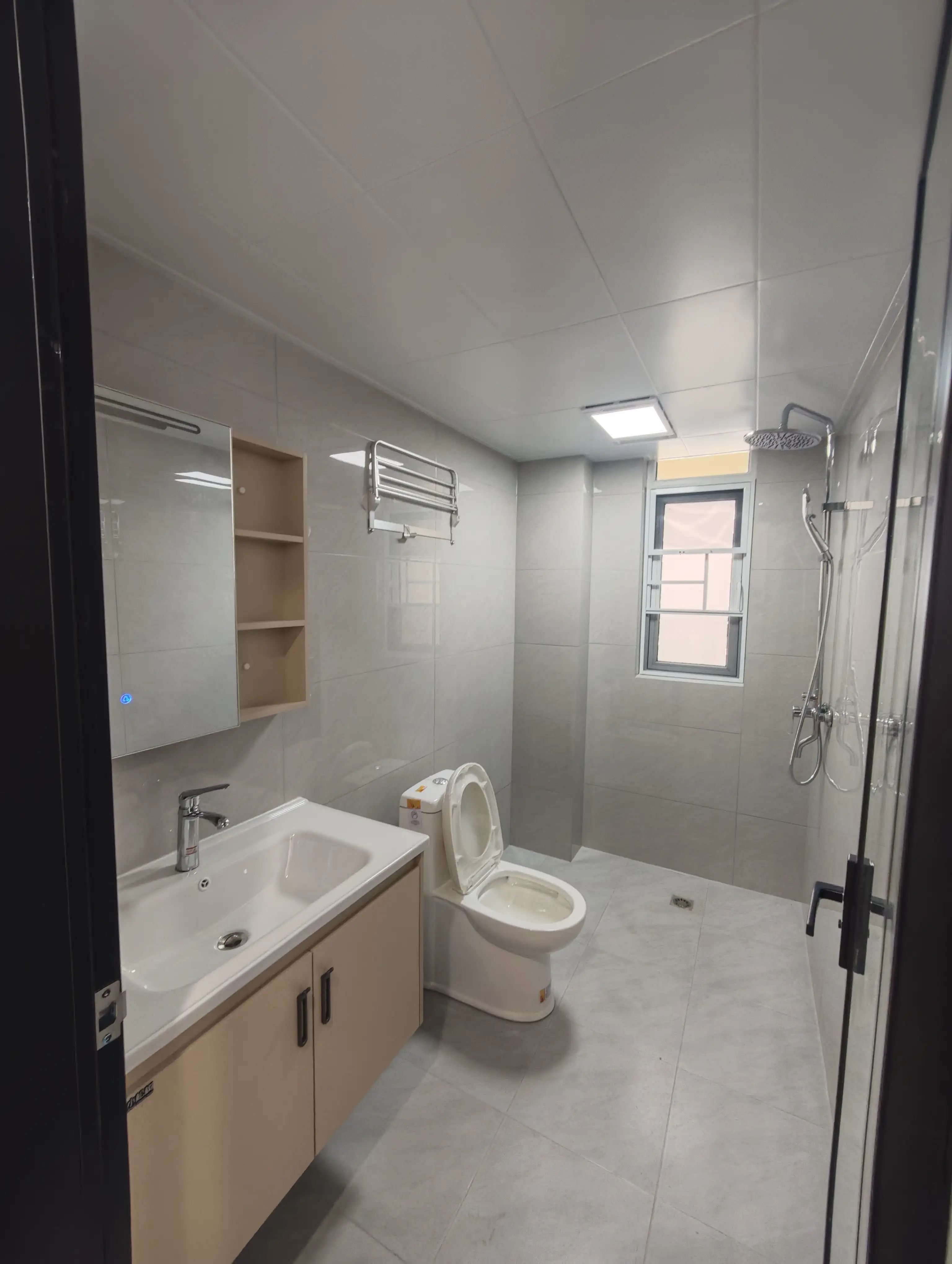 降价了，捡漏，风和日丽，精装三房两卫，单价4675，好楼层，阳台外就是三中