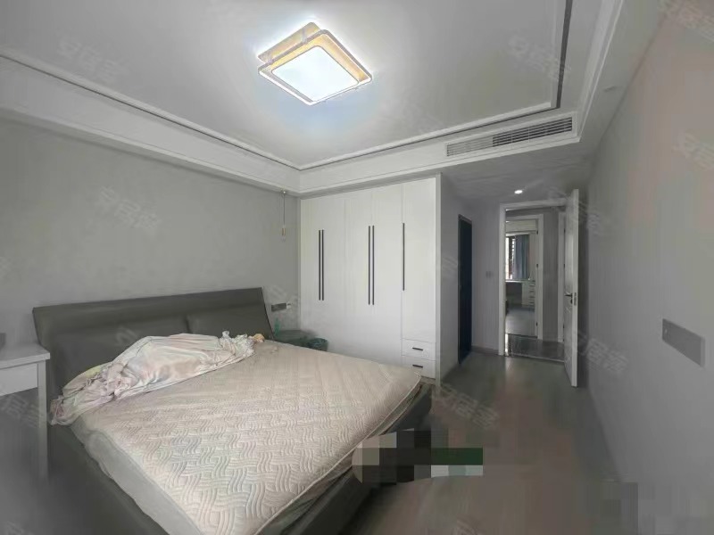 领秀城，大平层，精装四房9.9成新，电梯好楼层，全屋品牌装修，中央空调加地暖。