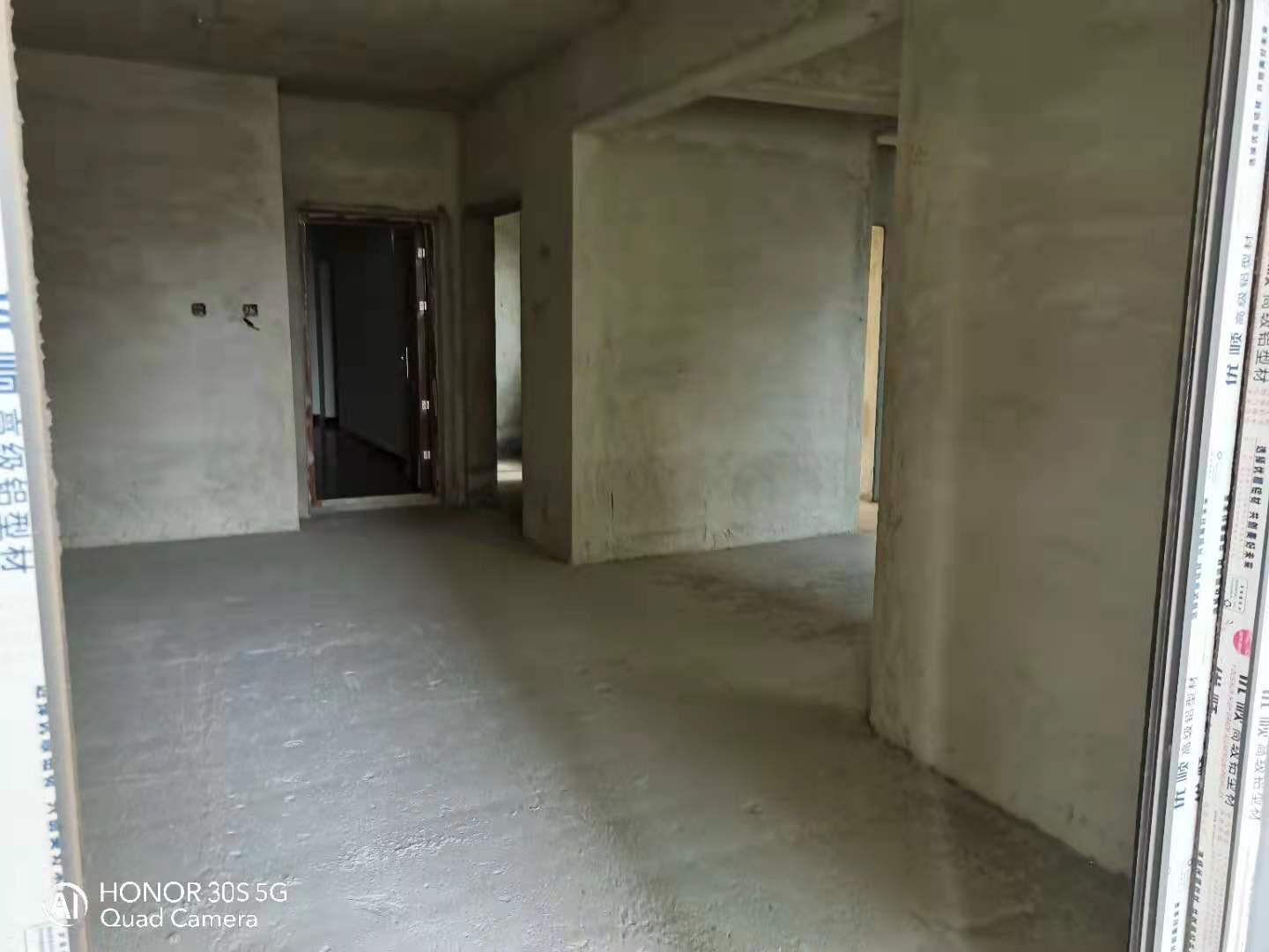 环球 广场二室二厅二阳台90平。