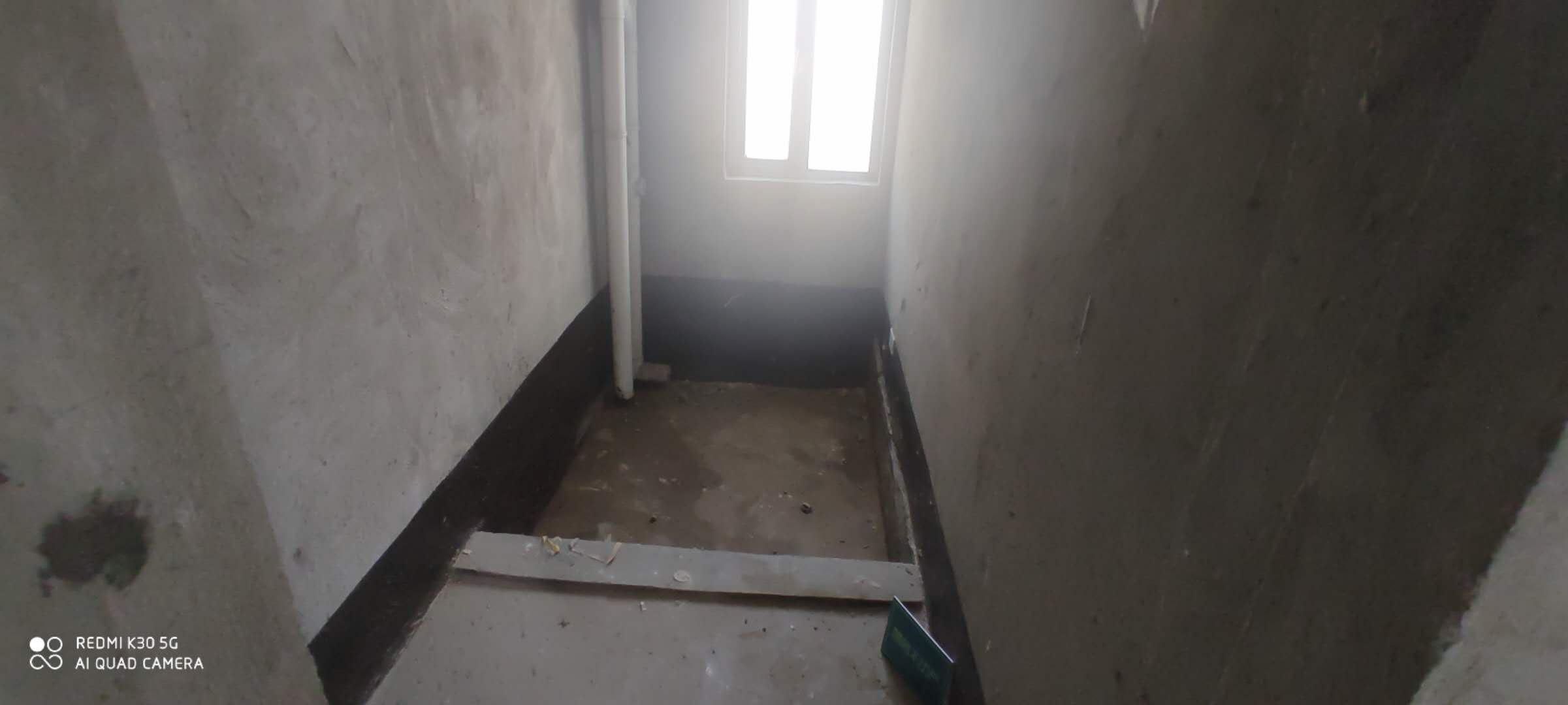 森林国际，毛坯三房，中间楼层，采光很好价格适中诚意出售