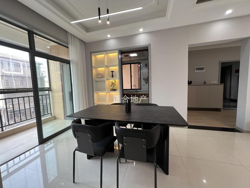 城南，忆美国际公馆，精装大四房，电梯5楼，装修成色新，单价4字出头，证满二