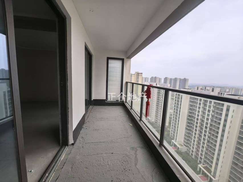 吾悦华府，4房2卫现房，中间好楼层东边户21楼，带车位，房东靠谱急卖，承担一半过户费，