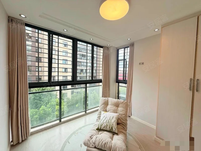 中央华府，9.5成新，精装四房两卫，电梯小高层，单嫁4字头，中间楼层