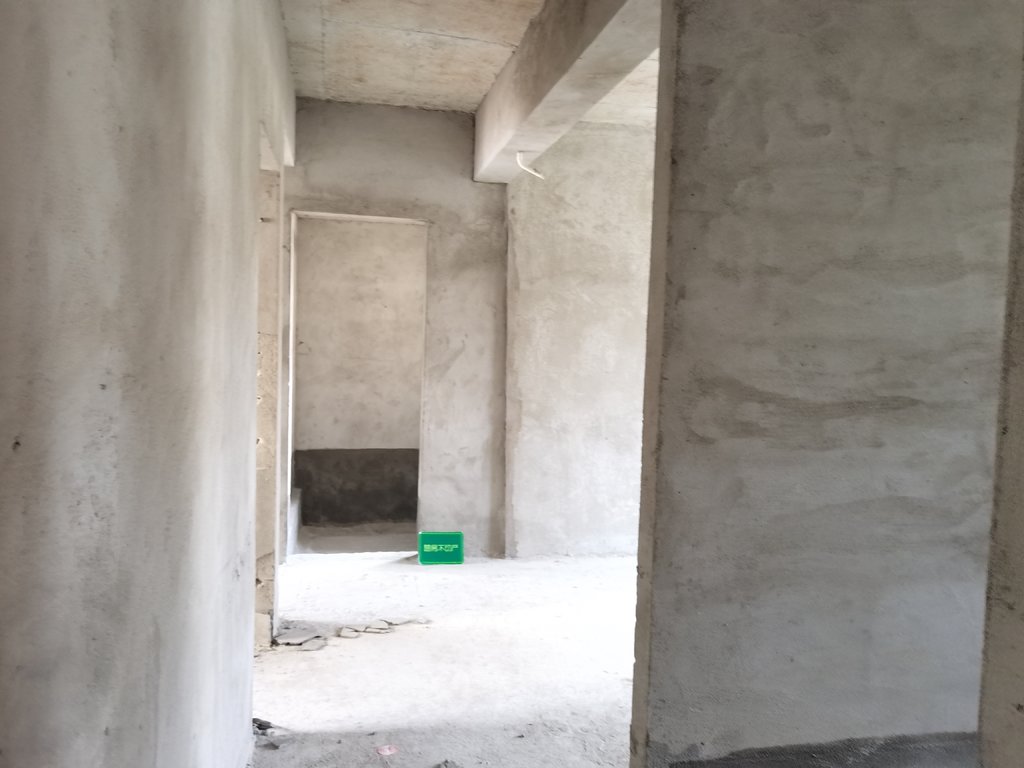 蓝天新城高档小区毛坯三房小区环境优雅诚意出售！