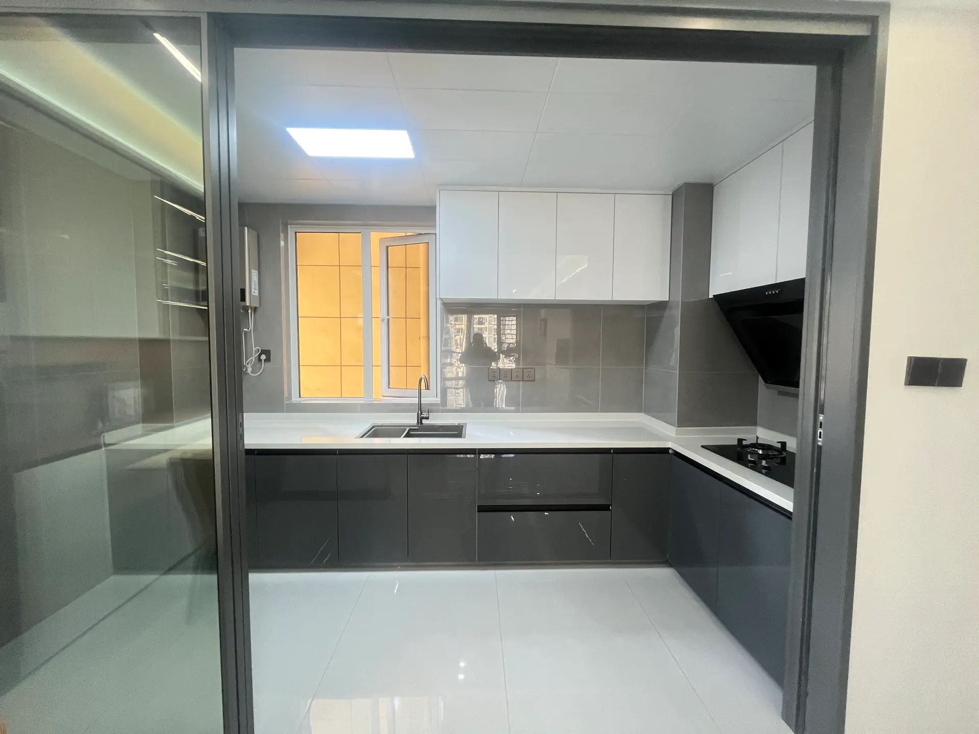 城南，森林国际，湖景房，精装三房2卫，​边户，证满二拎包入住！