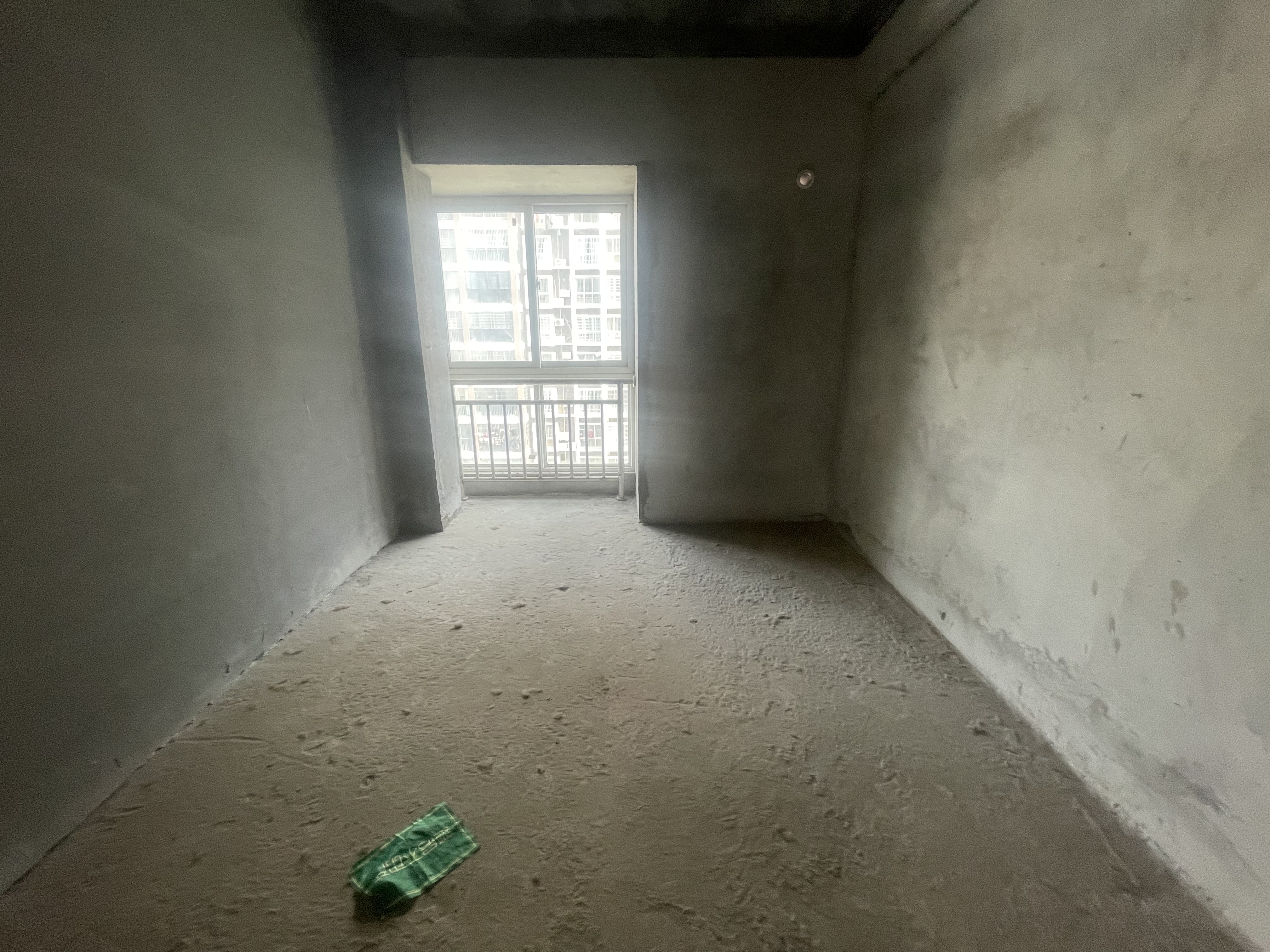 香岸华府，2梯2户电梯房，小区闹中取静，毛坯单价4500，看房方便