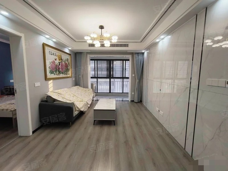 242，急售 ，商城老三中旁，电梯好楼层，15楼 全新装修三房 ，证满二，拎包入住